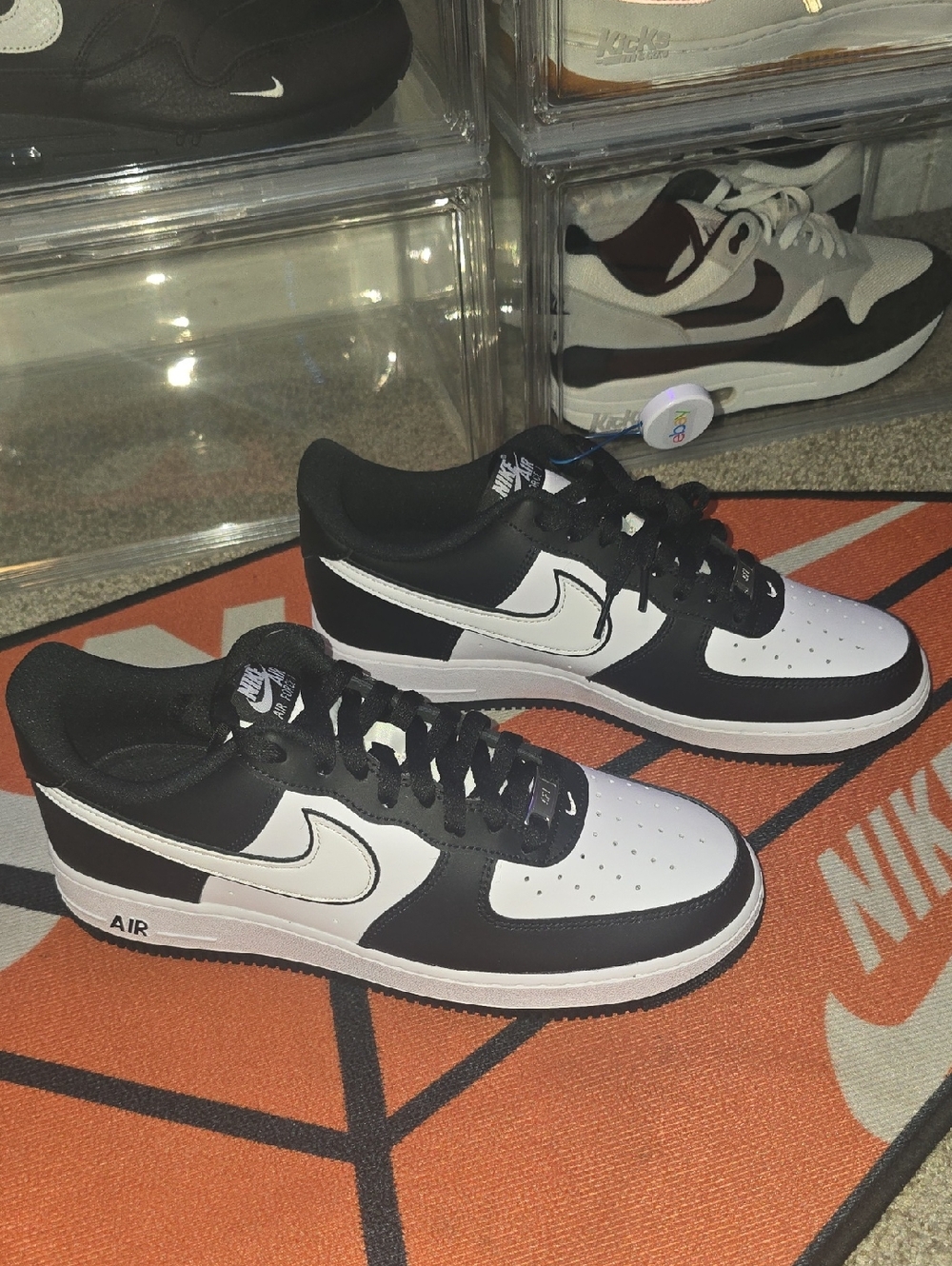 Nike Black and White Low-Top Swoosh Panda Sneakers